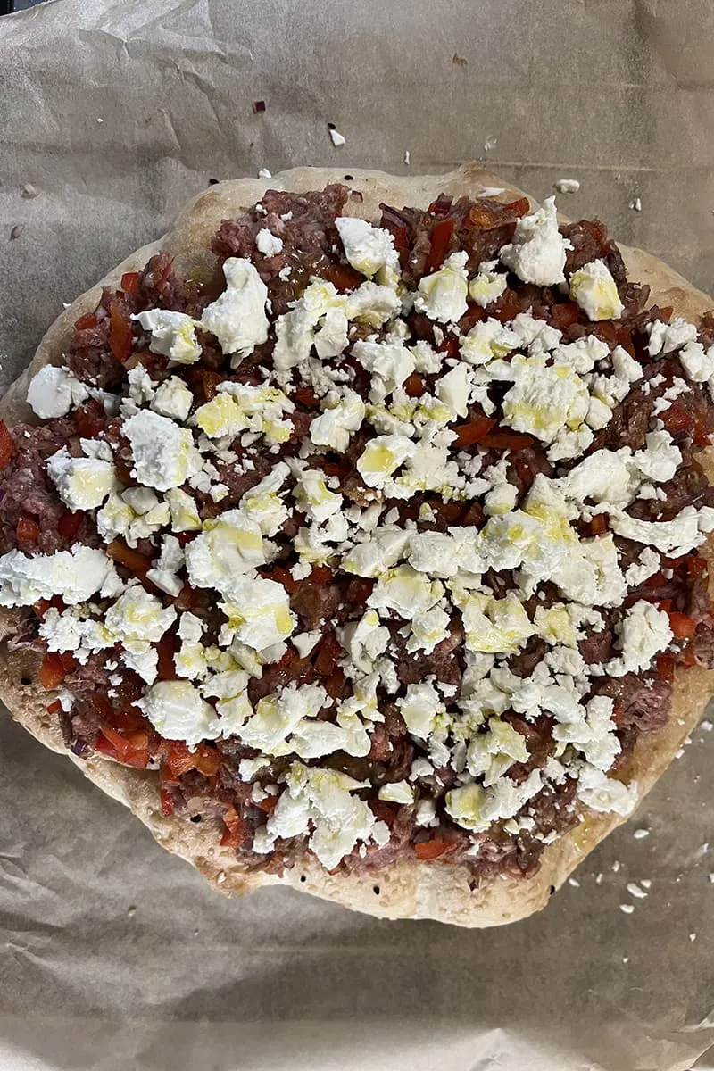 Préparation du pain turc farci à la viande hachée