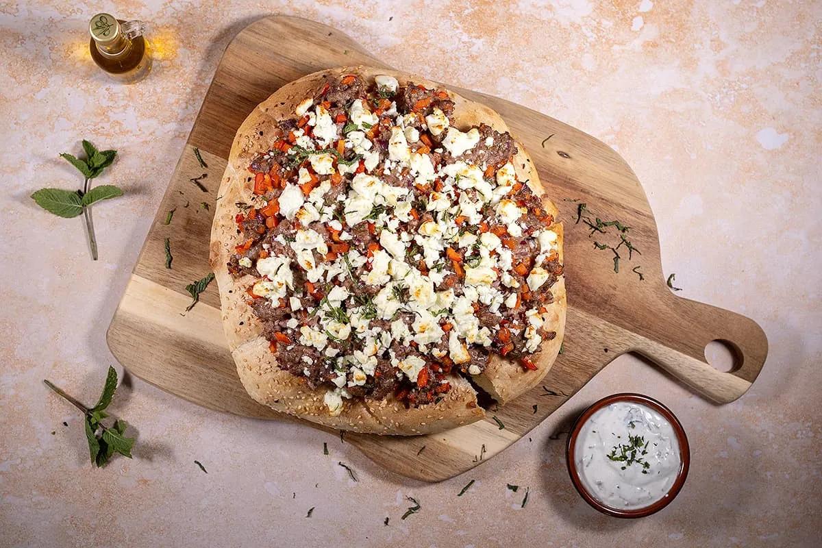 Pain turc farci à la viande hachée - délicieusement épicé avec de la feta