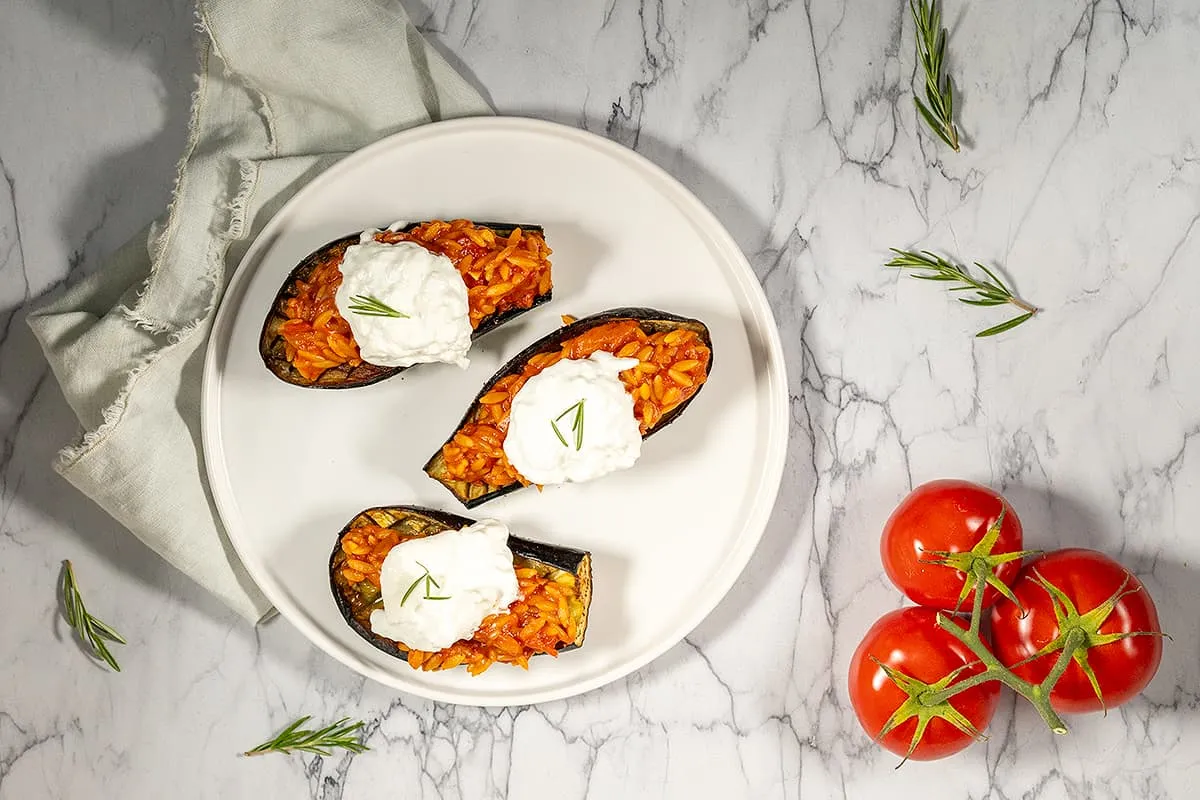 Aubergines farcies aux tomates et orzo et burrata crémeuse
