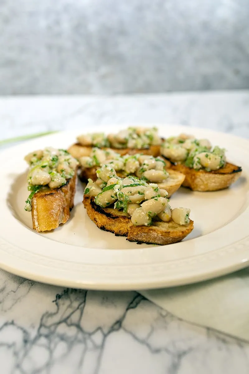 Bruschetta aux haricots cannellini