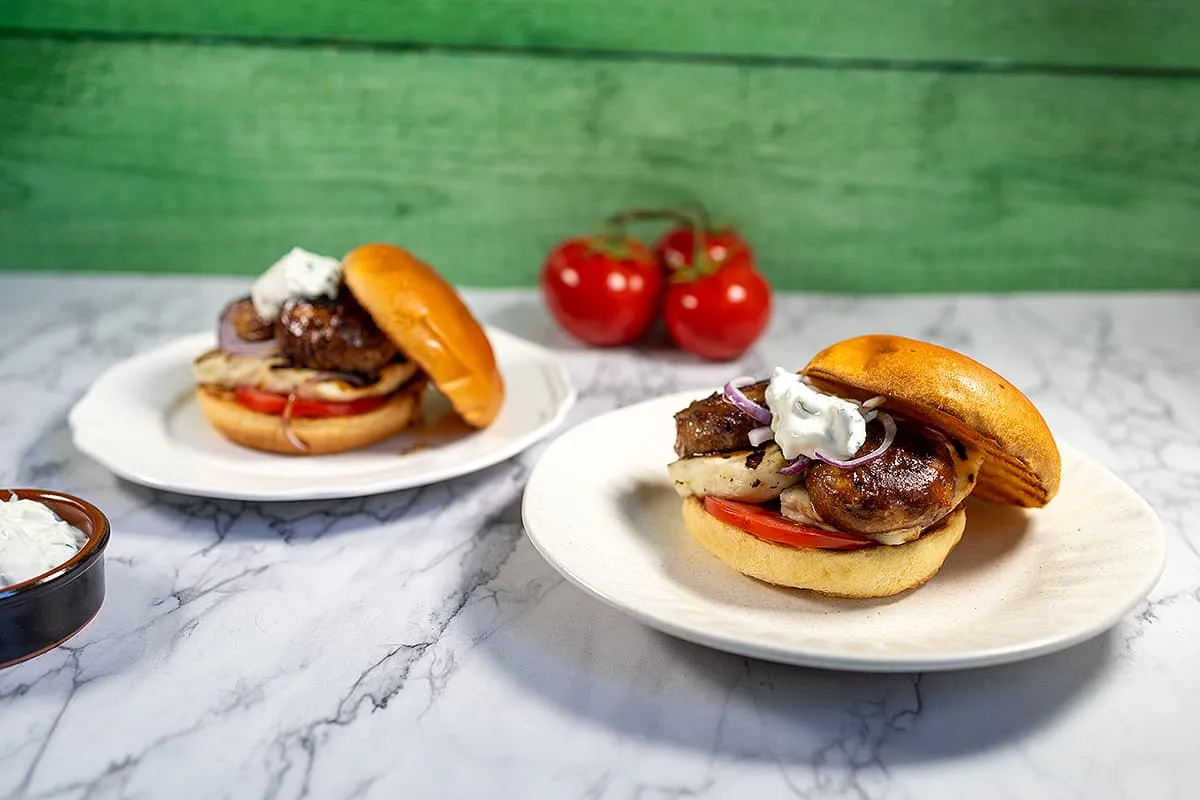 Halloumi burger aux champignons - délicieux avec du tzatziki et du miso