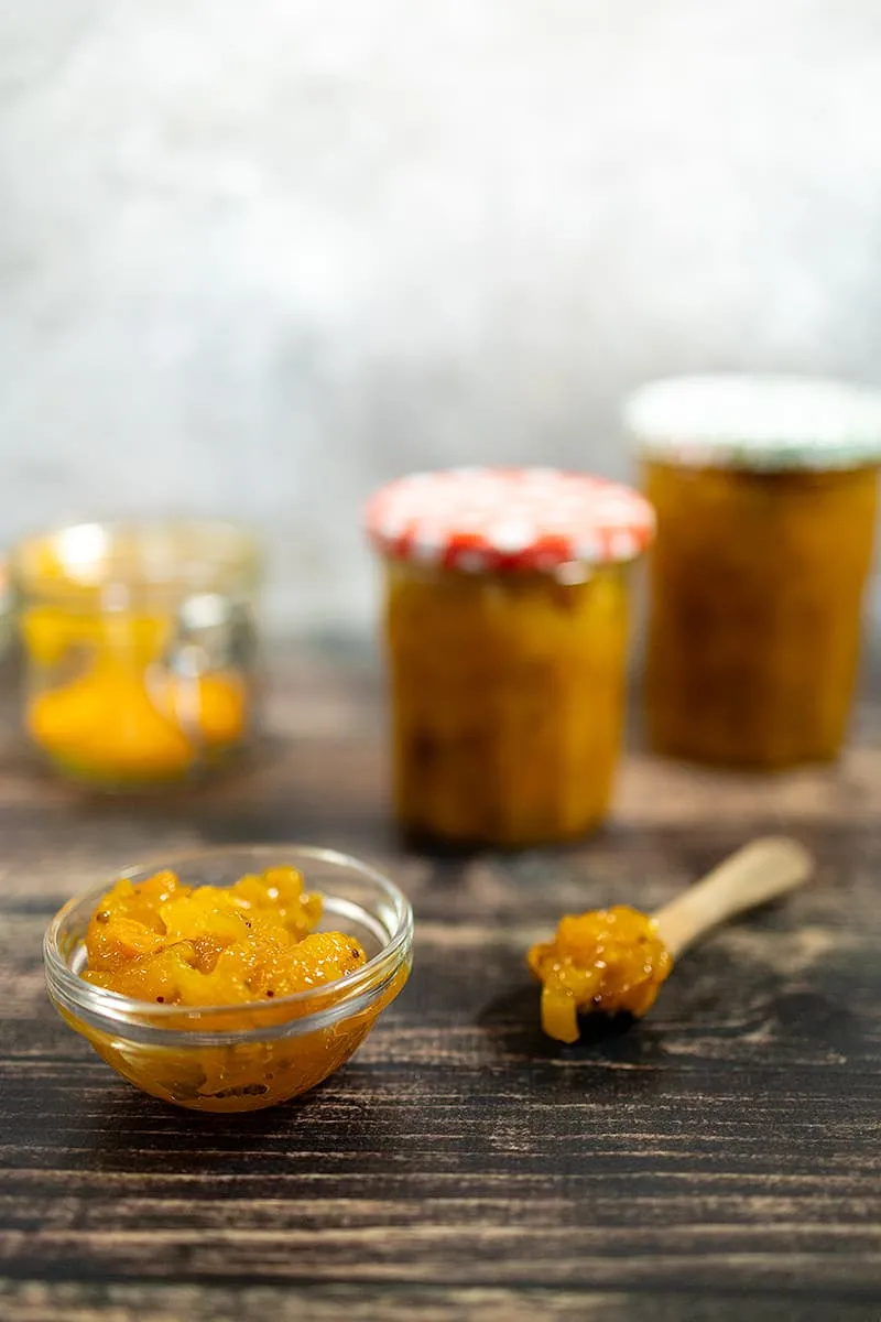 Chutney de mangue indienne - chutney sucrée et acidulée avec des épices
