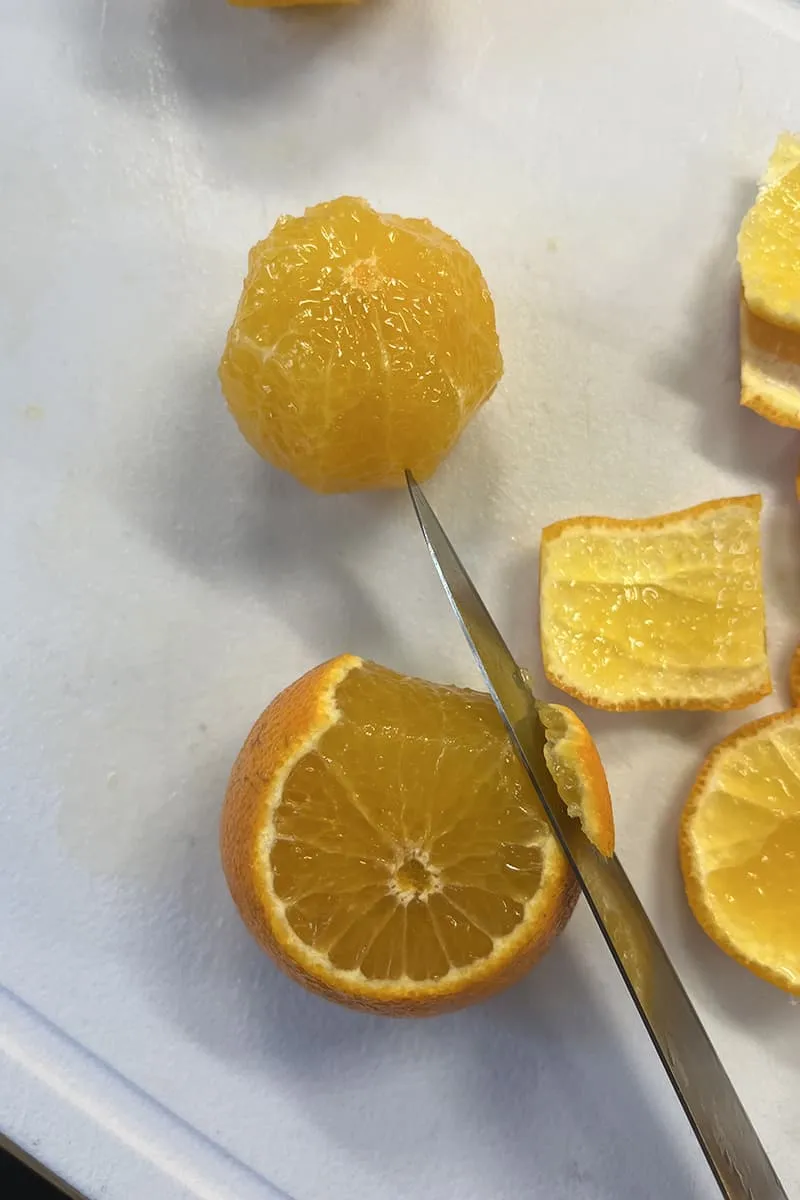 Couper la mandarine en segments - étape 1