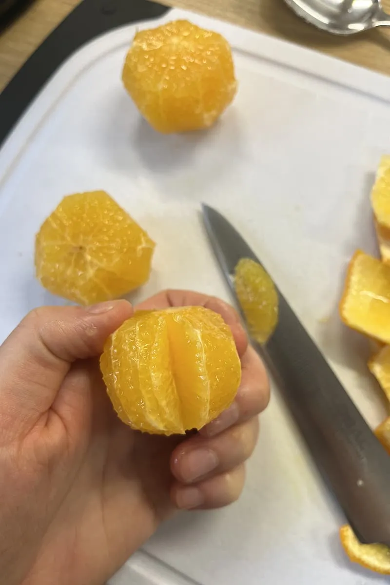 Couper la mandarine en segments - étape 2