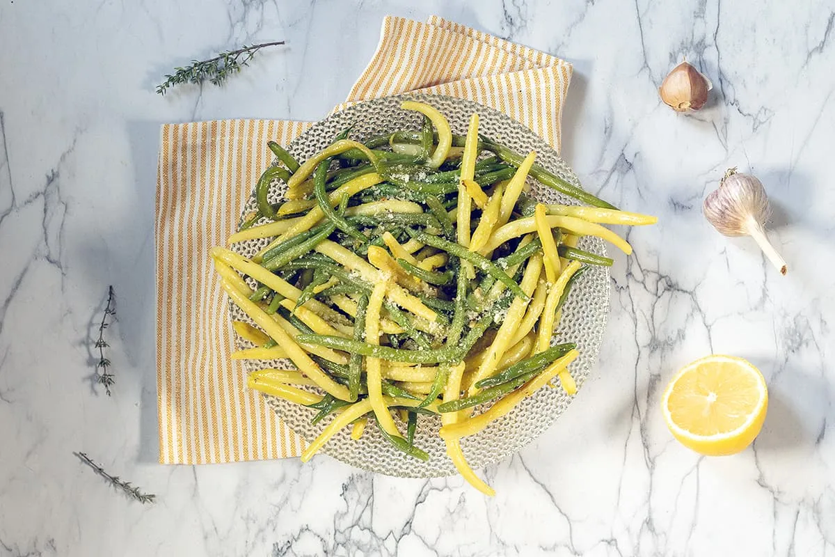 Haricots verts à l'ail et au parmesan - un accompagnement simple et frais.