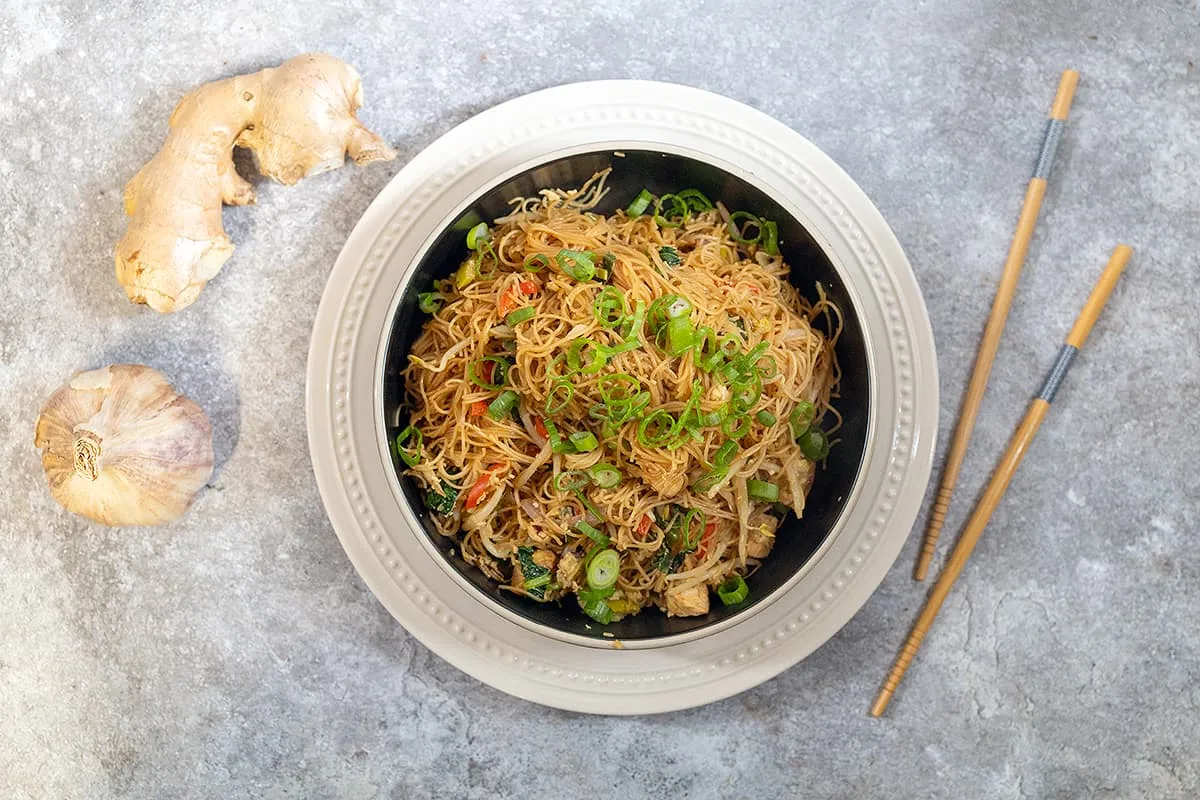 Mihoen goreng au poulet - rempli de légumes
