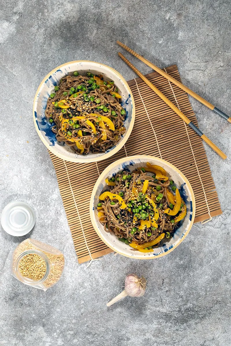 Nouilles rapides au miso avec légumes