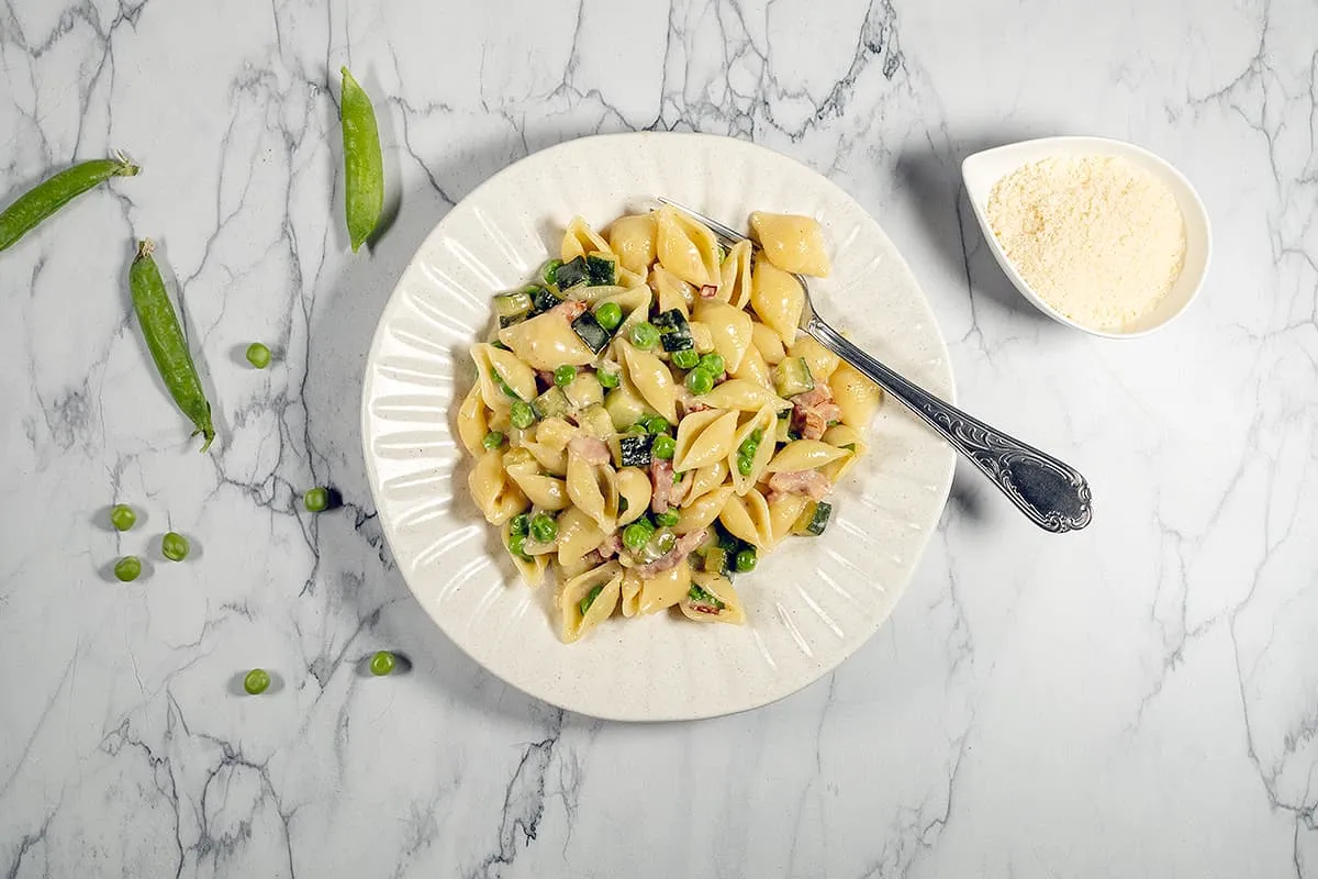 Pâtes crémeuses aux petits pois - délicieux avec ou sans lardons