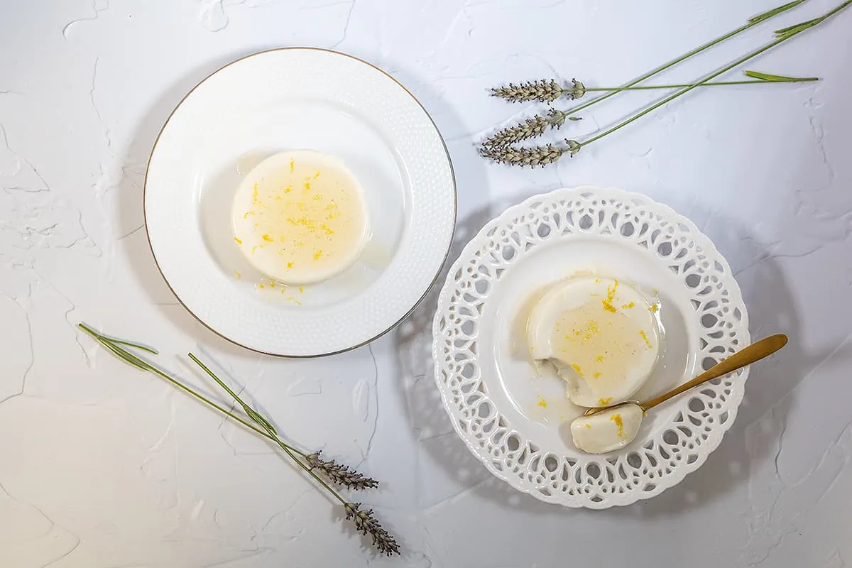 Panna cotta à la lavande avec citron - un dessert crémeux et délicat