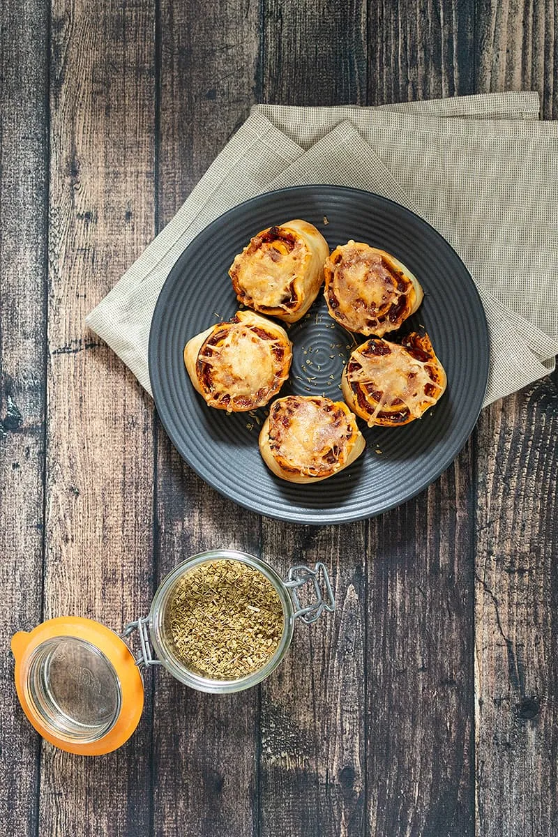 Petits pains pizza - petits pains faciles avec de la pâte à pizza