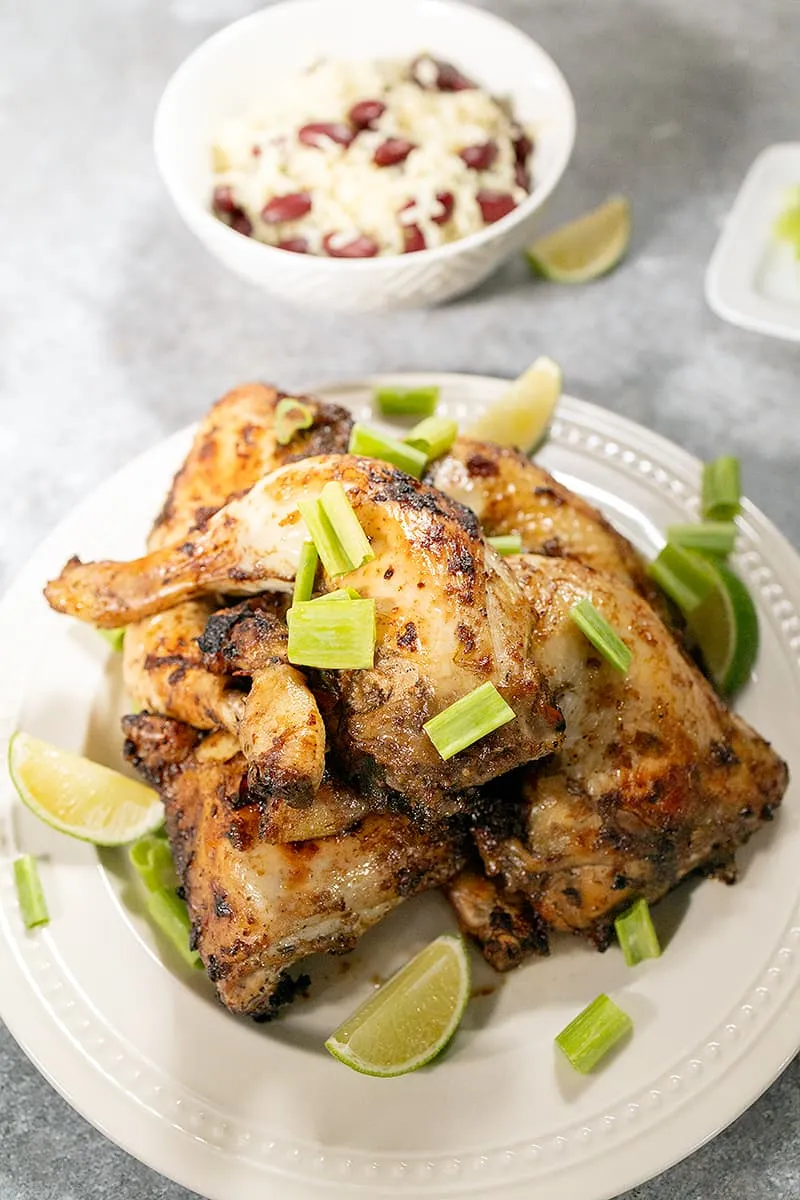 Poulet jamaïcain avec riz et haricots