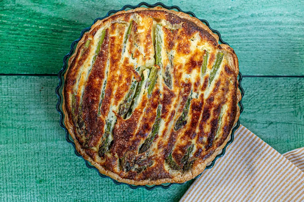 Quiche aux asperges vertes - un délicieux plat printanier