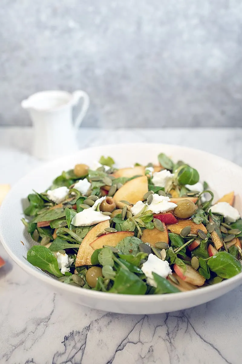 Salade avec pomme et fromage de chèvre - fraîche et croquante