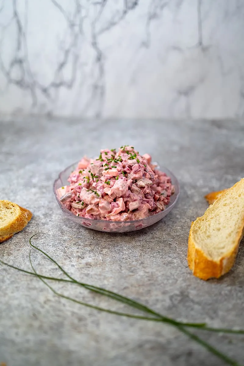Salade de hareng à la betterave - délicieusement crémeuse avec une touche croquante