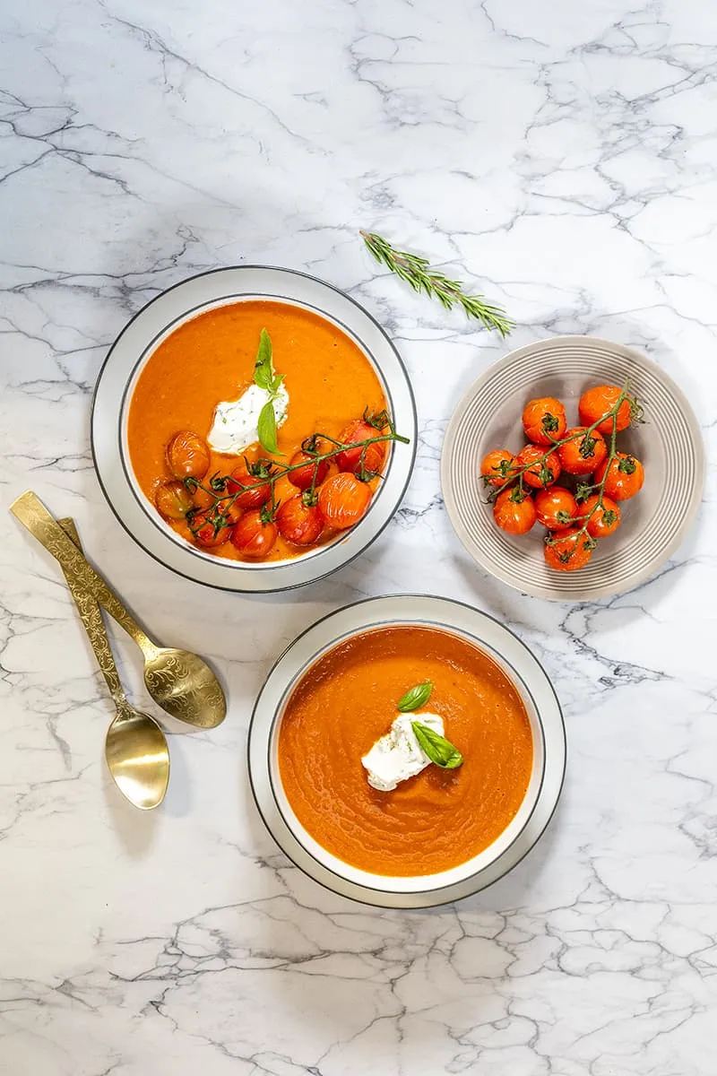 Soupe aux tomates à l'italienne avec mascarpone