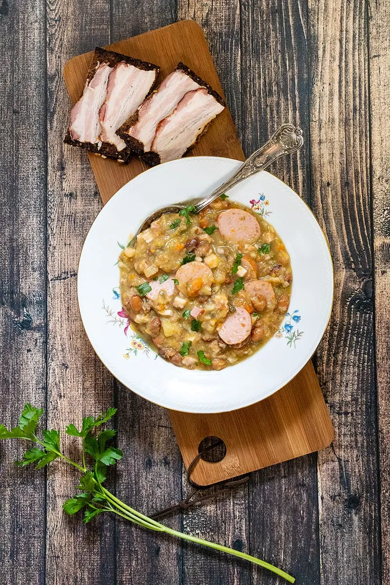 Soupe de haricots bruns avec saucisse fumée - délicieuse à l'ancienne !