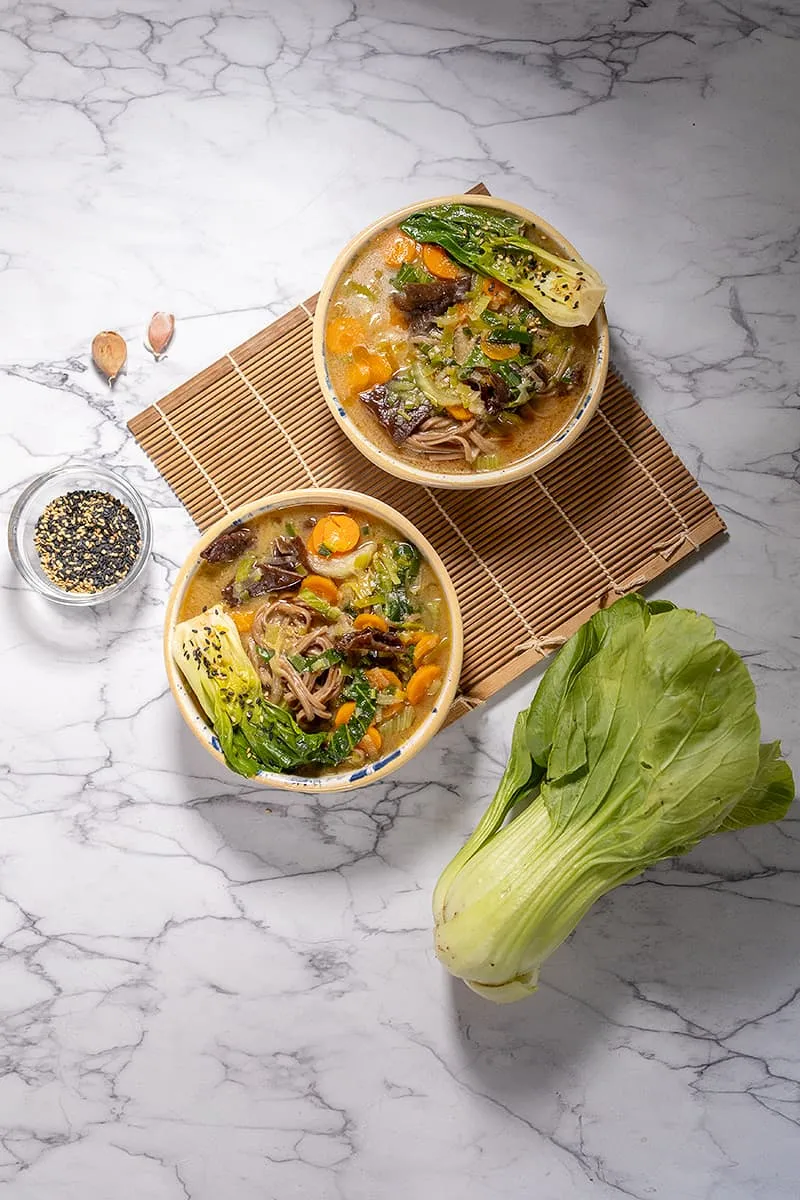 Soupe miso avec nouilles et légumes