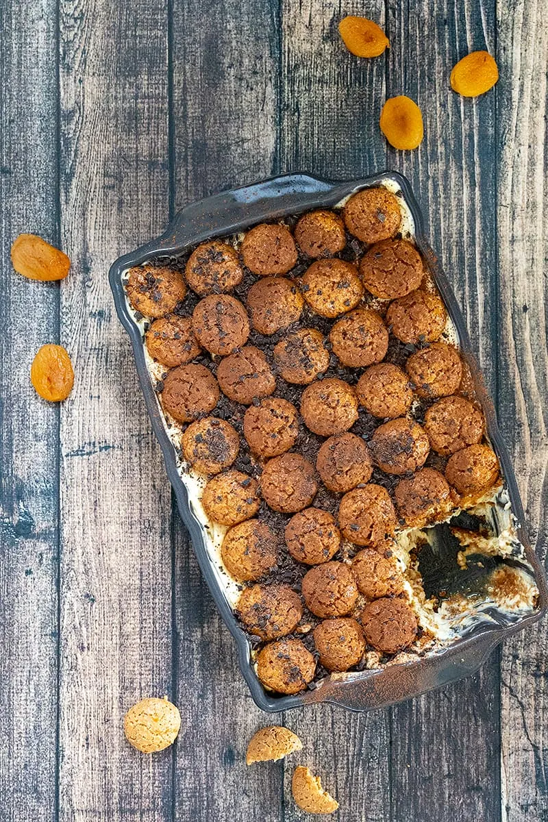 Tiramisu Amaretti - délicieux avec des biscuits aux amandes et de l'abricot