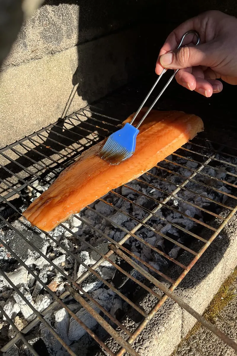 Badigeonner le saumon au barbecue