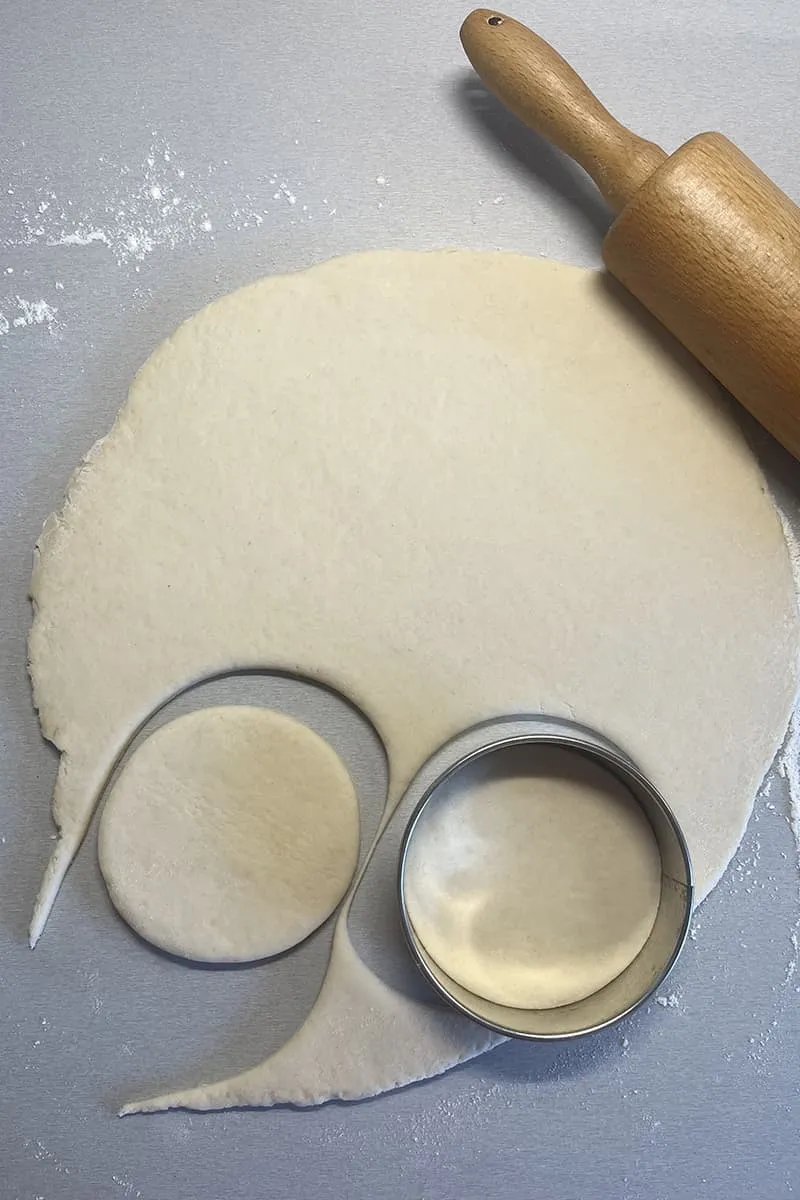 Découper des cercles de pâte pour les bao buns