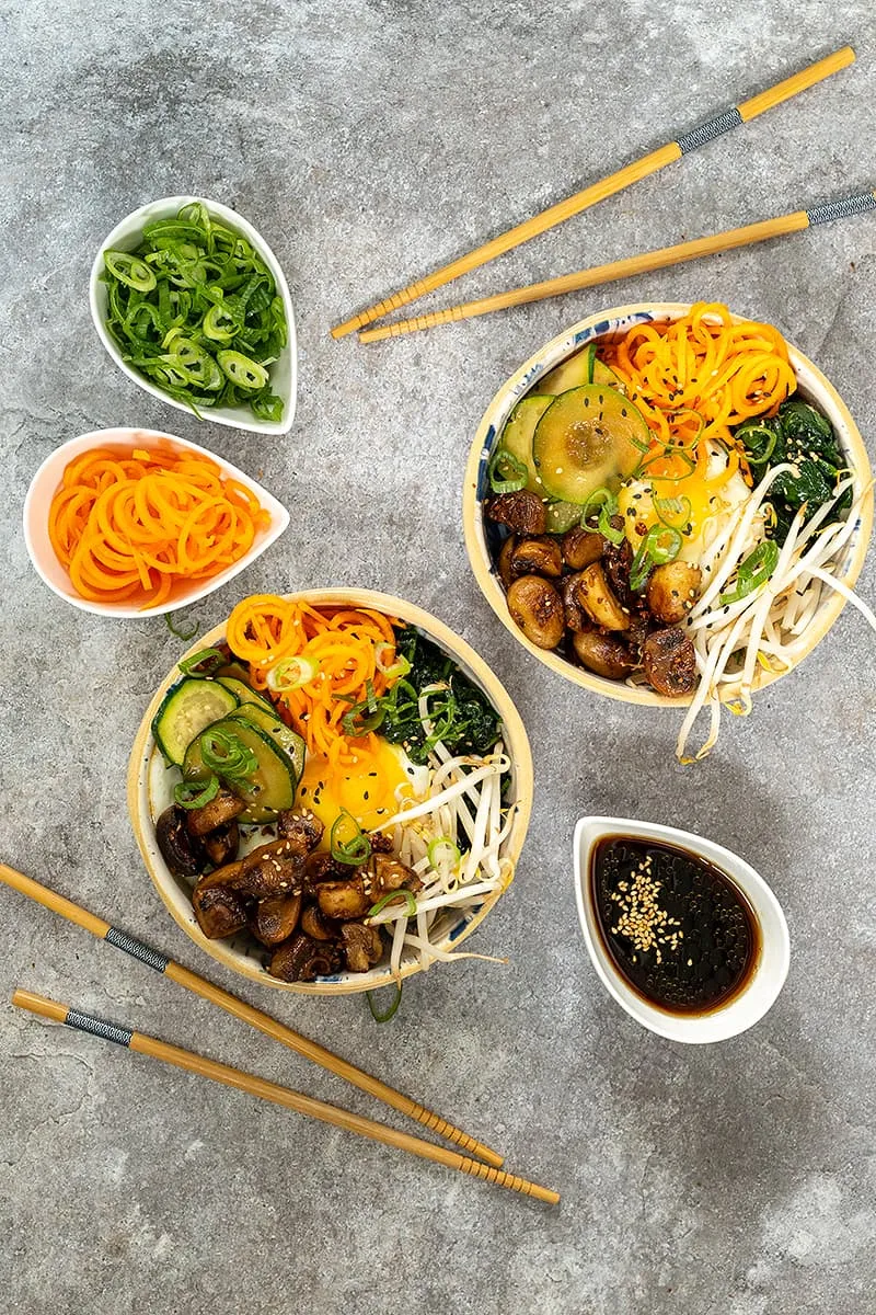 Bibimbap végétarien aux champignons sautés