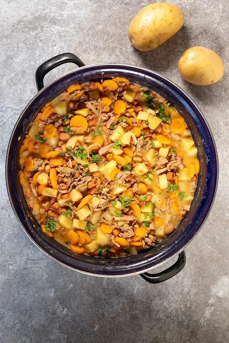 Casserole hollandaise de haricots bruns - délicieuse avec des pommes de terre et de la viande hachée