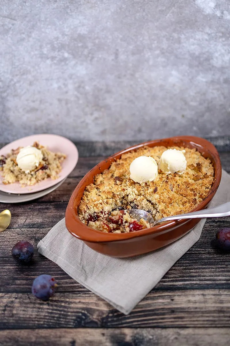 Crumble aux prunes - dessert facile avec des amandes