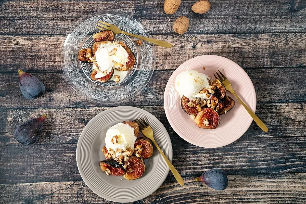 Figues rôties au miel, glace à la vanille et noix