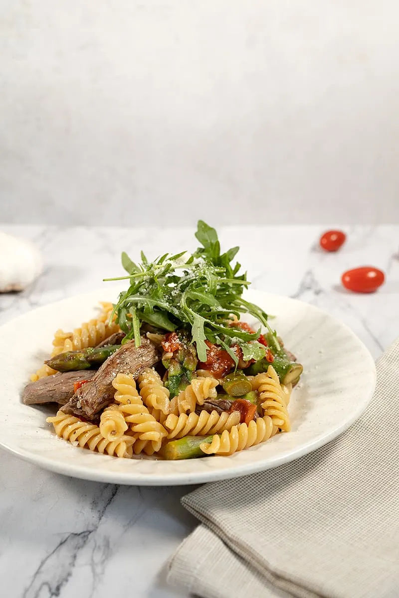 Fusilli au steak et asperges vertes – plat de printemps facile