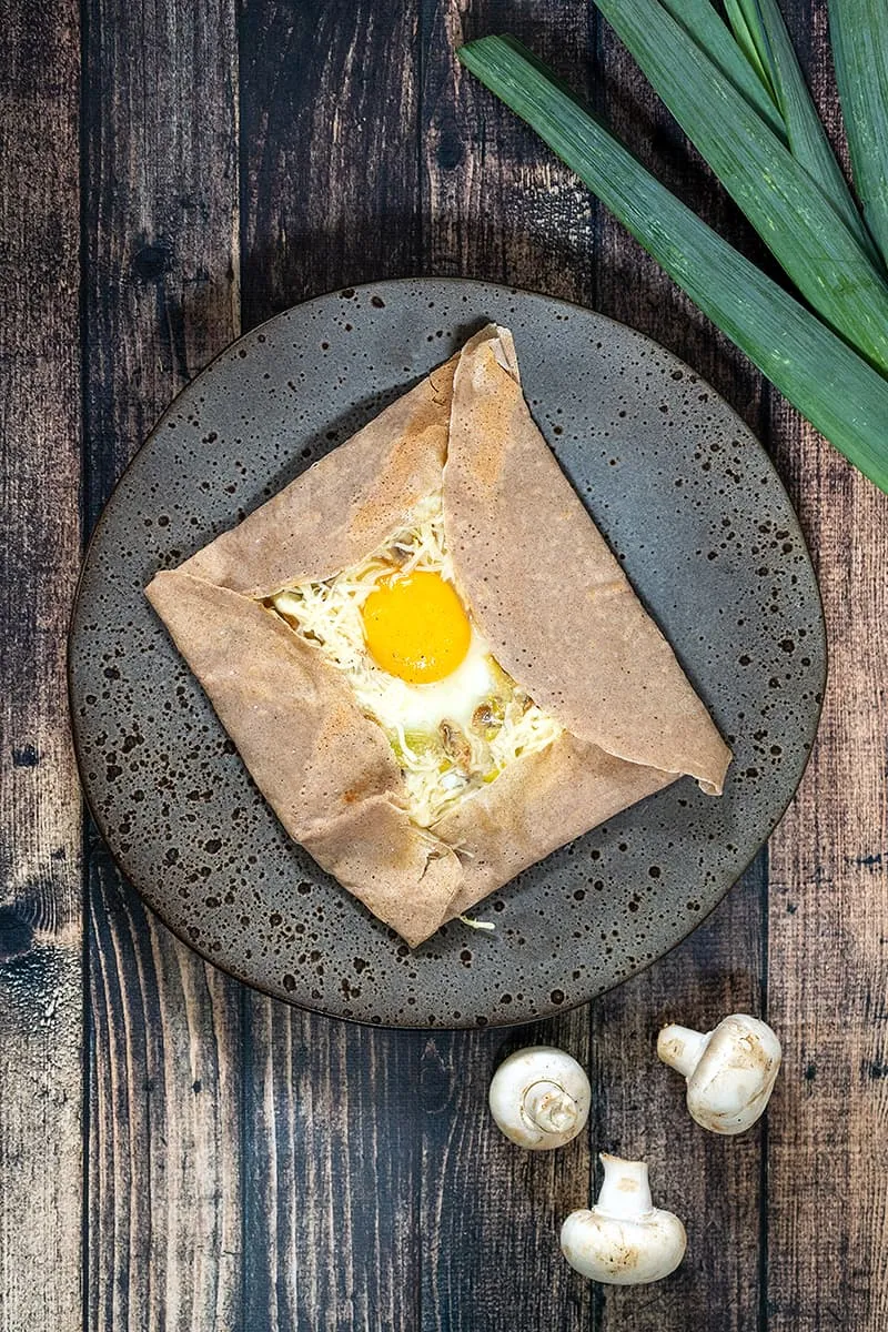 Galettes aux poireaux et champignons - une délicieuse crêpe salée
