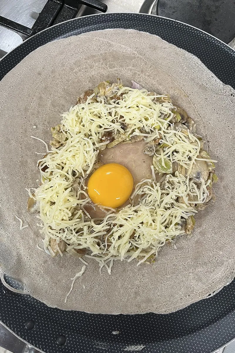 Préparation de la galette avec des champignons et des poireaux