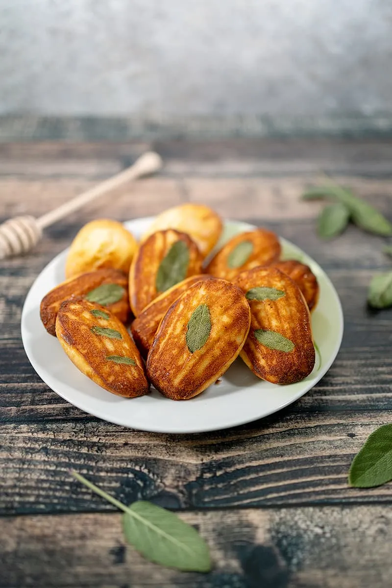Madeleines salées au chèvre, miel et sauge