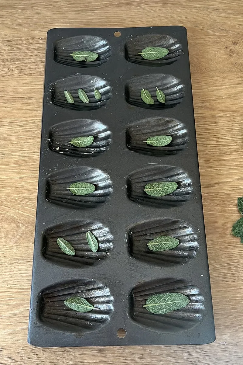 Préparation des madeleines salées au chèvre