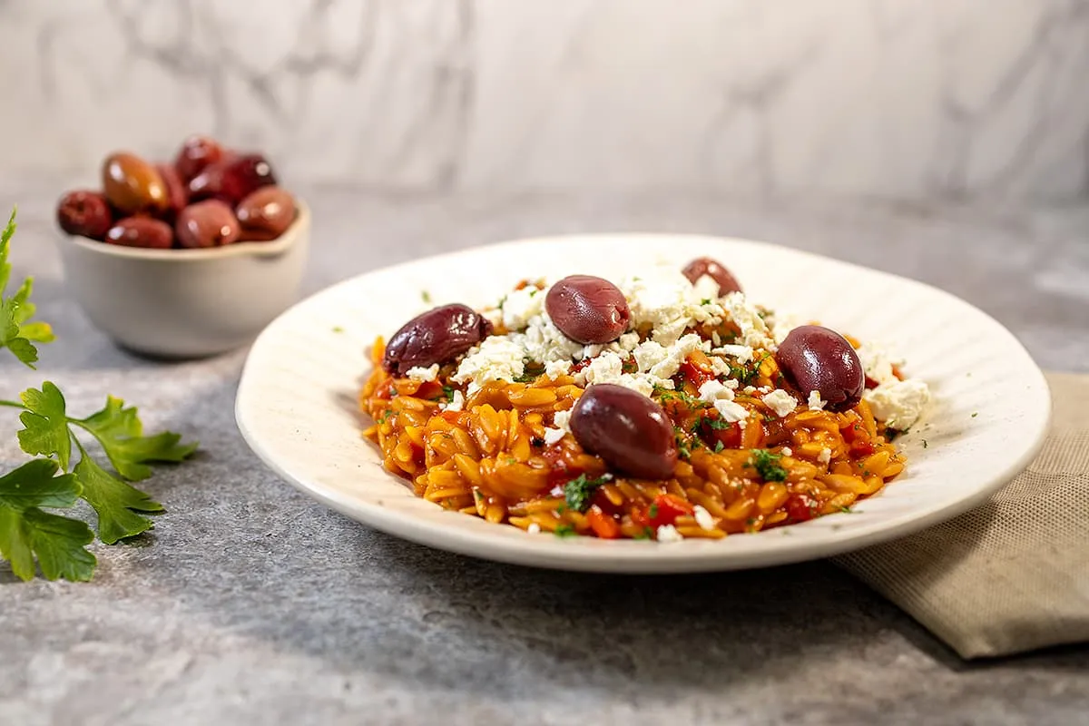 Orzo complet avec olives en sauce tomate