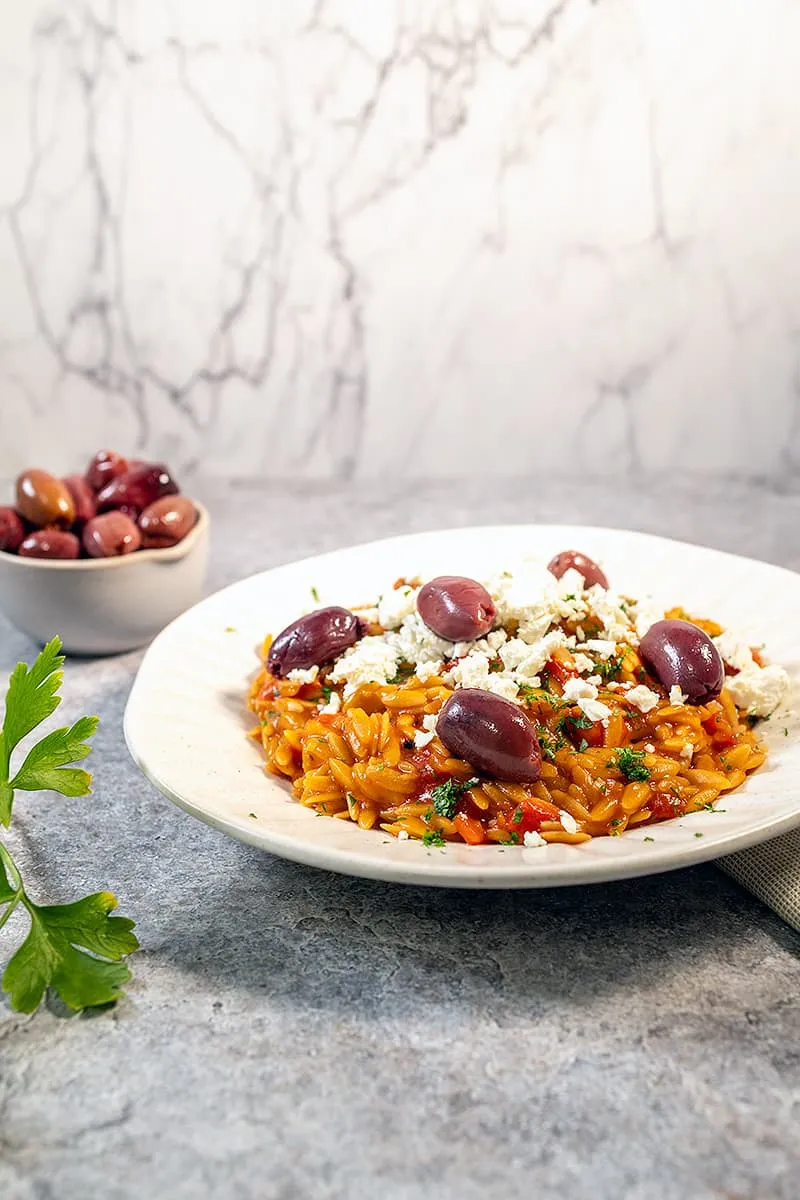 Orzo complet en sauce tomate - délicieux avec feta et olives
