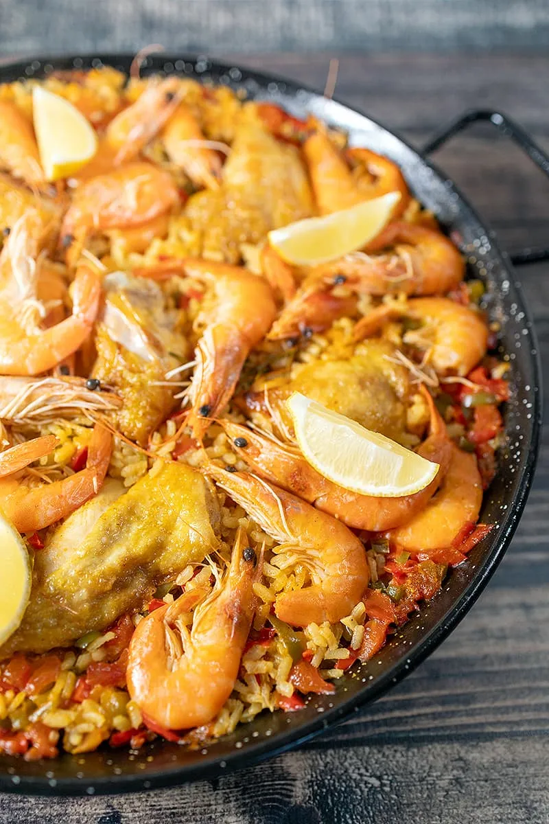 Paella mixta - avec un mélange de poulet et de crevettes