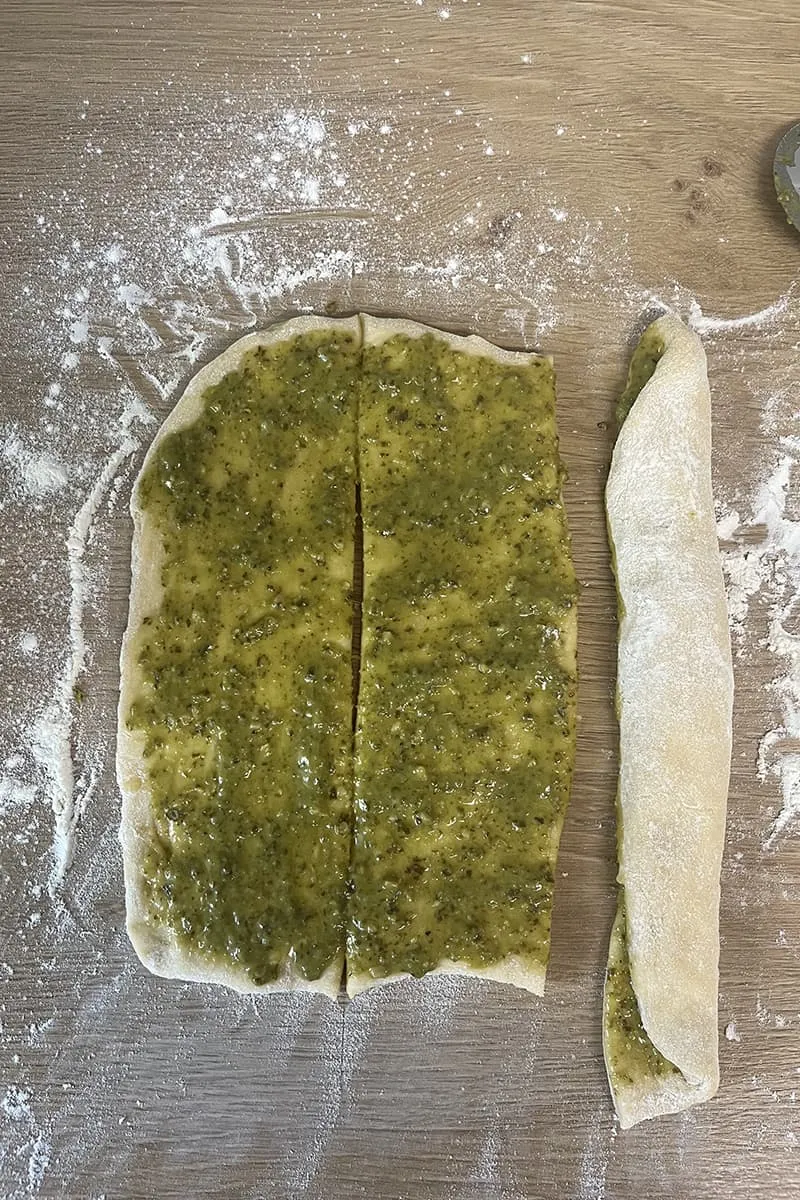 Préparation du pain au pesto - étape 1