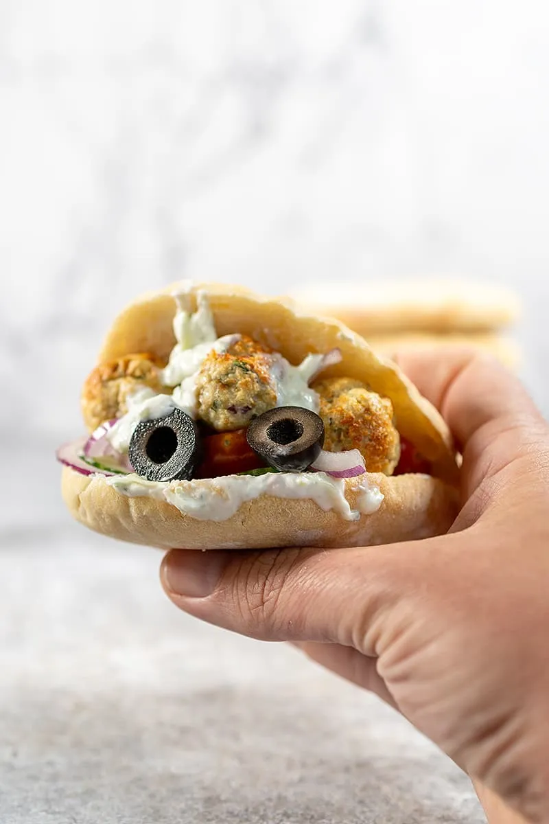 Pains pita avec des boulettes de dinde - délicieux avec du tzatziki