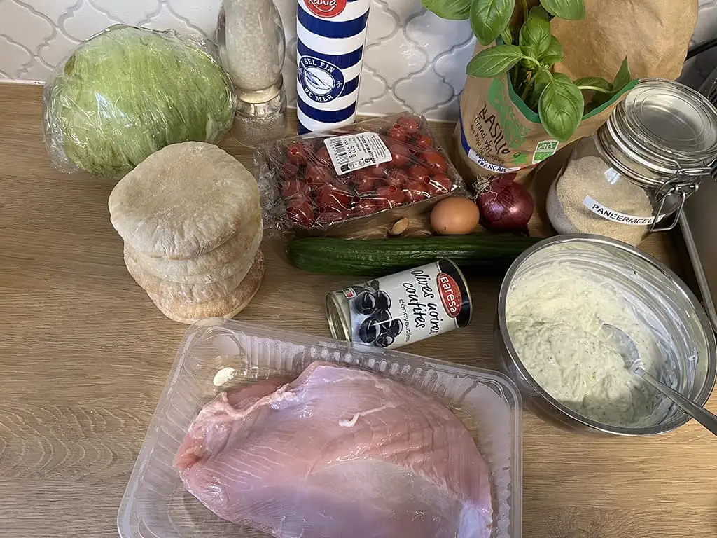 Pains pita avec des boulettes de dinde ingrédients