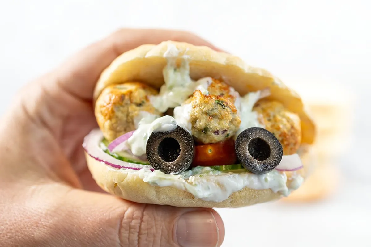 Pains pita avec des boulettes de dinde - délicieux avec du tzatziki