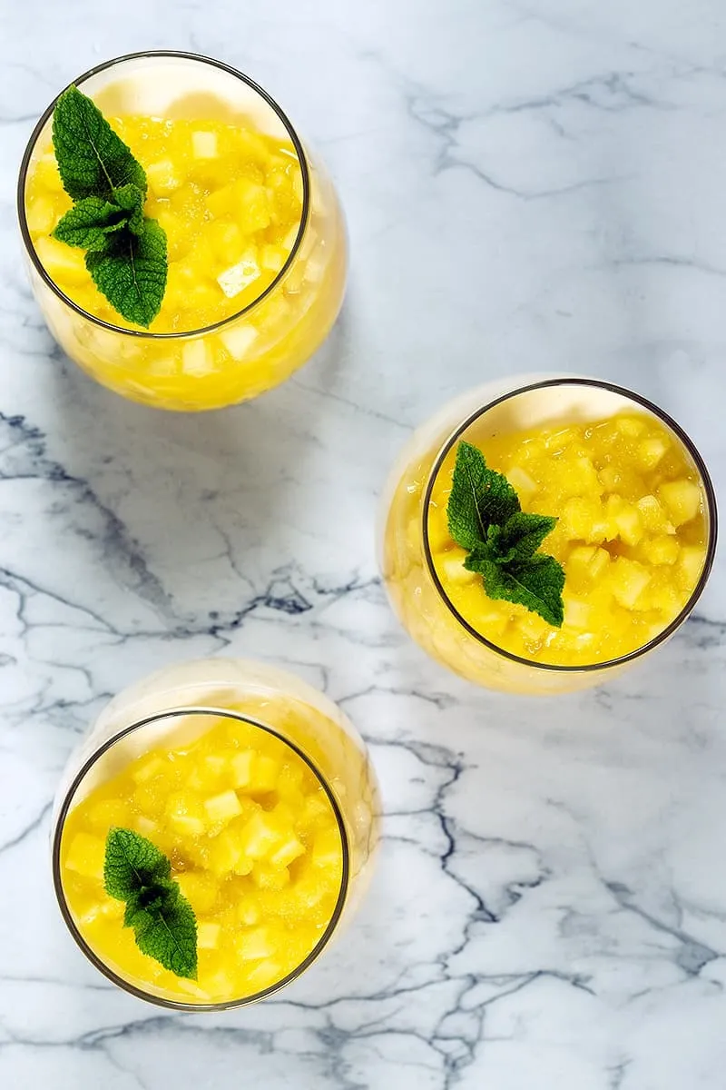 Panna cotta italienne avec des morceaux de mangue
