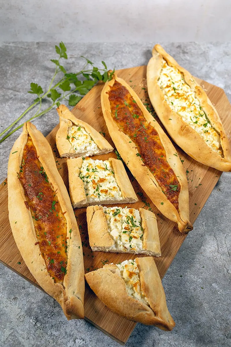 Pide turc au fromage - Peynirli pide