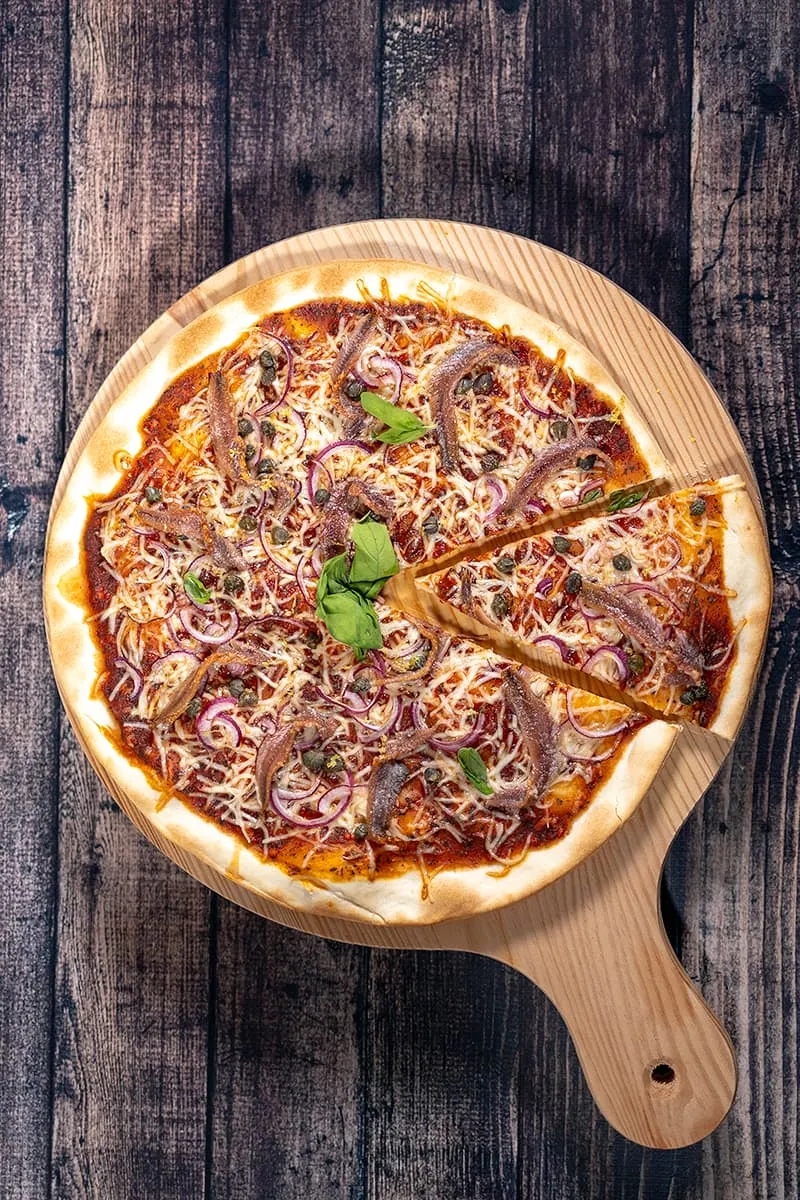 Pizza aux anchois et câpres - une délicieuse pizza fraîche