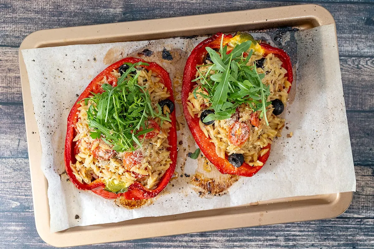 Poivrons farcis à l’orzo - délicieux poivrons végétariens