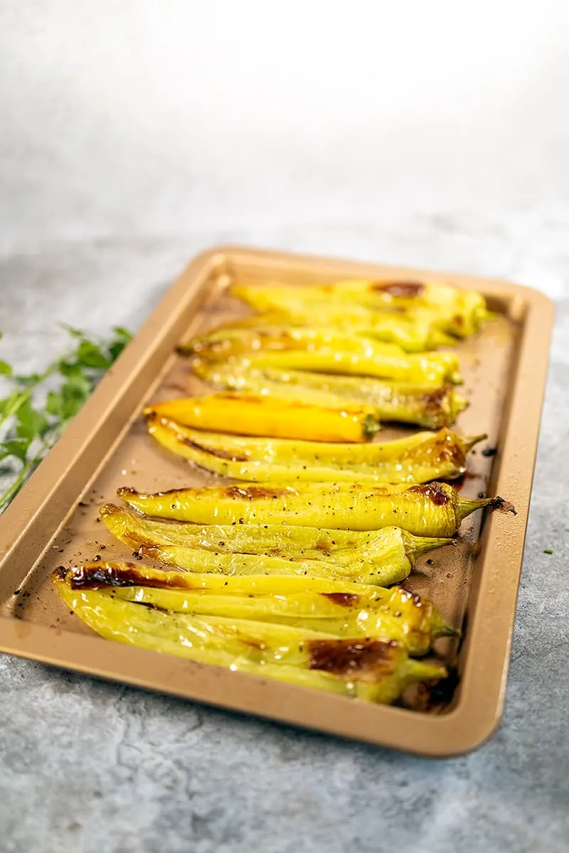 Poivrons verts turcs rôtis c'est un accompagnement facile