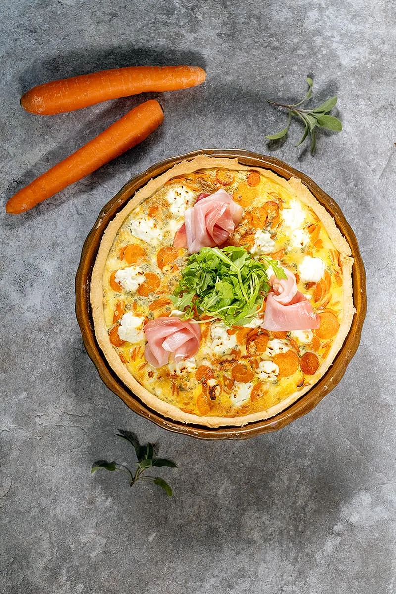 Quiche aux carottes et chèvre avec jambon et roquette