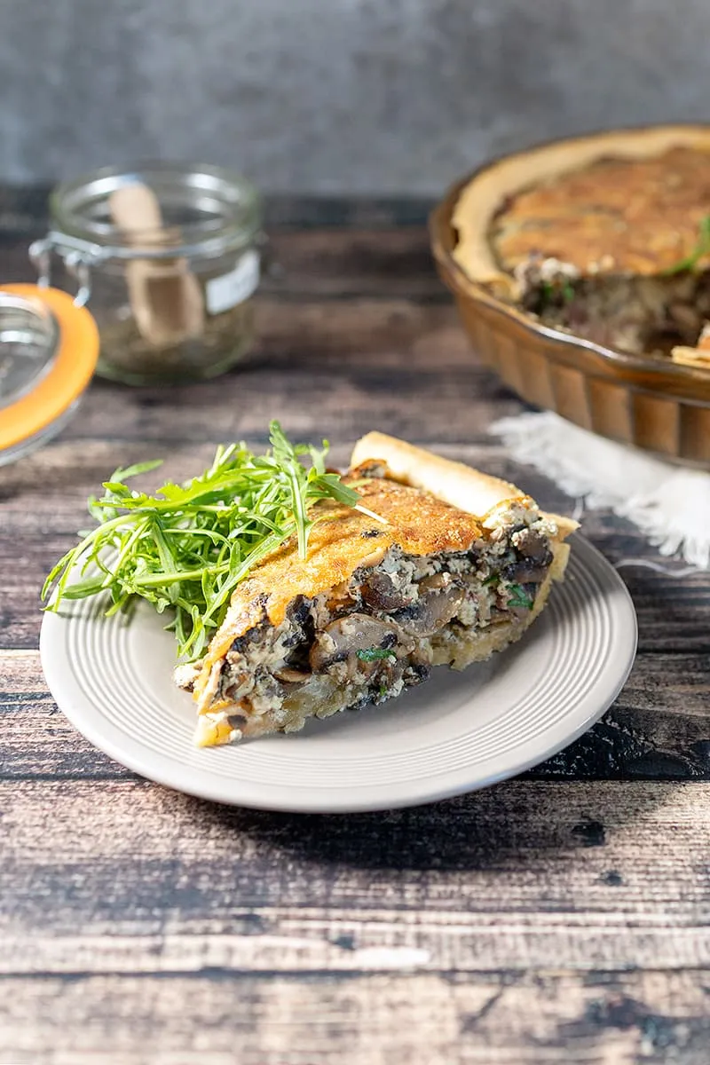 Quiche aux champignons - parfaite avec de la roquette