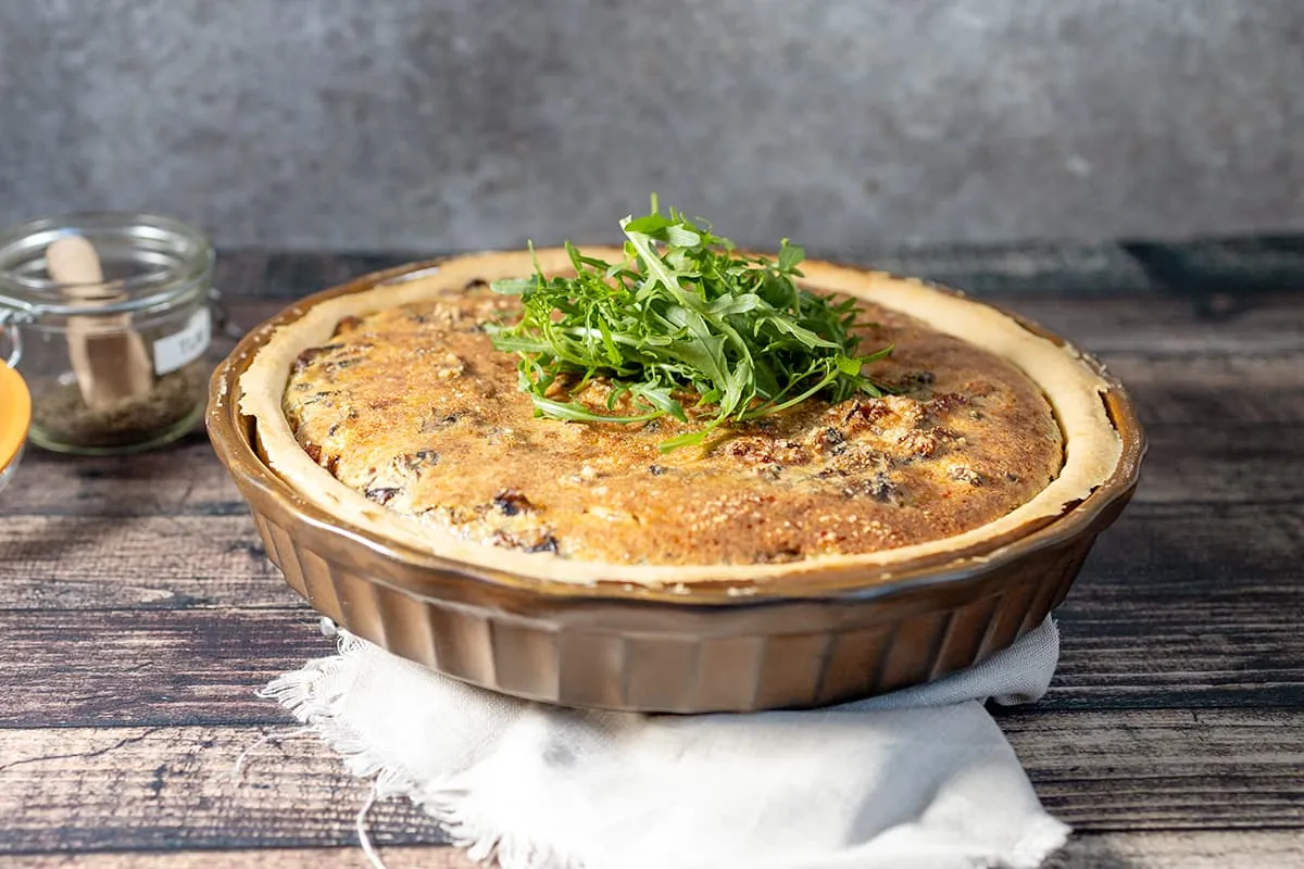 Quiche aux champignons - parfaite avec de la roquette