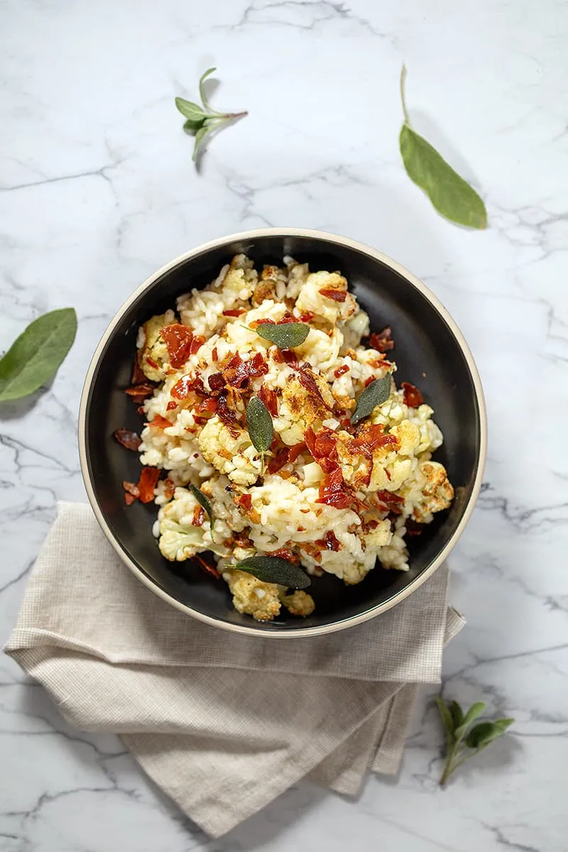 Risotto au chou-fleur, sauge et jambon