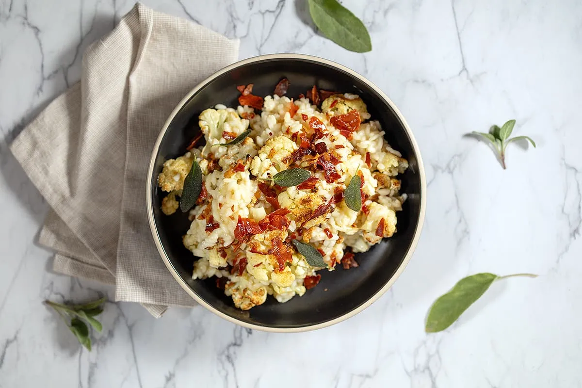 Risotto au chou-fleur, sauge et jambon c'est incroyablement crémeuse et savoureuse
